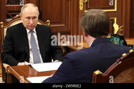 Moscou, Russie. 29 décembre 2023. Le président russe Vladimir Poutine, à gauche, écoute Sergei Aleksandrovsky, PDG d’Aeroflot, lors d’une réunion en face à face au Kremlin, le 29 décembre 2023 à Moscou, en Russie. Crédit : Gavriil Grigorov/Kremlin Pool/Alamy Live News Banque D'Images