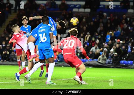 Jonson Clarke Harris (9 Peterborough United) mène le deuxième but à domicile lors du match de Sky Bet League 1 entre Peterborough et Barnsley à London Road, Peterborough, le vendredi 29 décembre 2023. (Photo : Kevin Hodgson | MI News) crédit : MI News & Sport / Alamy Live News Banque D'Images