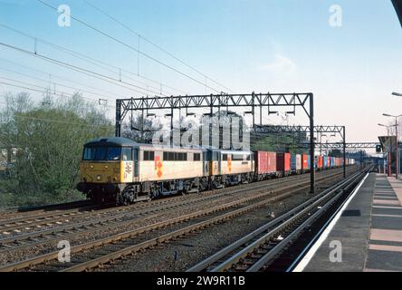 Une paire de locomotives électriques de classe 86 numéros 86602 et 86621 travaillant sur un freightliner à South Kenton le 11 avril 1994. Banque D'Images