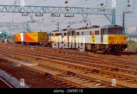 Une paire de locomotives électriques de classe 86 numéros 86631 et 86634 travaillant sur un Freightliner à Stratford dans l'est de Londres le 15 août 1991. Banque D'Images