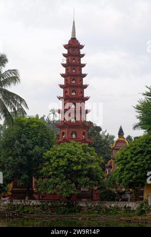 La pagode Trấn Quốc (vietnamien : Chùa Trấn Quốc, chữ Hán : 鎭國寺) est le plus ancien temple bouddhiste de Hanoi. Il est situé sur une petite île près du sud Banque D'Images