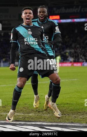 James Justin de Leicester City (à gauche) célèbre avec ses coéquipiers après avoir marqué le deuxième but de leur équipe lors du match du championnat Sky Bet au Cardiff City Stadium, Cardiff. Date de la photo : Vendredi 29 décembre 2023. Banque D'Images