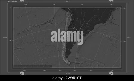 Chili mis en évidence sur une carte d'altitude à deux niveaux avec des lacs et des rivières carte avec le point de la capitale du pays, grille cartographique, échelle de distance et carte bor Banque D'Images
