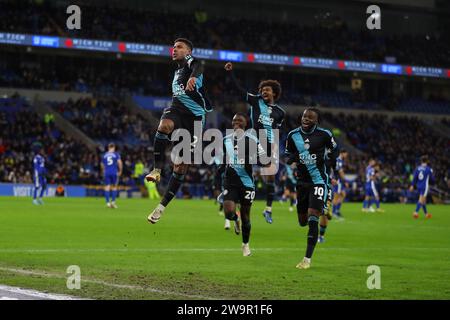 Cardiff, Royaume-Uni. 29 décembre 2023. James Justin de Leicester City (2) célèbre après avoir marqué le 2e but de son équipe. Match de championnat EFL Skybet, Cardiff City contre Leicester City au Cardiff City Stadium à Cardiff, pays de Galles le vendredi 29 décembre 2023. Cette image ne peut être utilisée qu'à des fins éditoriales. Usage éditorial uniquement, photo par Andrew Orchard/Andrew Orchard photographie sportive/Alamy Live News crédit : Andrew Orchard photographie sportive/Alamy Live News Banque D'Images