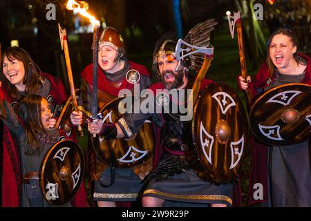 Édimbourg, Écosse, Royaume-Uni, 29 décembre 2023, Édimbourg Hogmanay : les célébrations du nouvel an débutent avec le retour de la traditionnelle procession aux flambeaux, avec 20 000 participants sur un nouvel itinéraire à travers le centre-ville. L’événement Hogmanay fête ses 30 ans. Sur la photo : des membres de la South Mainland Up Helly AA’ Jarl Squad des Shetland participant à l’événement. Crédit Sally Anderson/Alamy Live News Banque D'Images