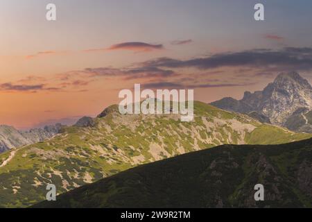 Station de téléphérique Kasprowy Wierch dans les montagnes polonaises des Tatras au coucher du soleil en été. Photo de haute qualité Banque D'Images