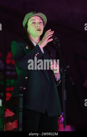 La chanteuse de flamenco Sandra Carrasco se produit lors du concert à l'église notre-Dame de Guadalupe à Madrid, le 29 décembre 2023, Espagne Banque D'Images