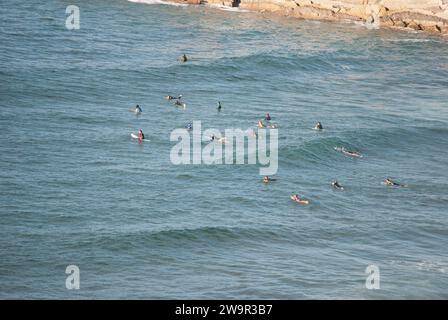 De grosses vagues s'écrasent créant de la mousse blanche. Plage de Sopelana près de Bilbao. Surfeurs en attente de la vague parfaite. Journée de détente et de tranquillité avec littl Banque D'Images