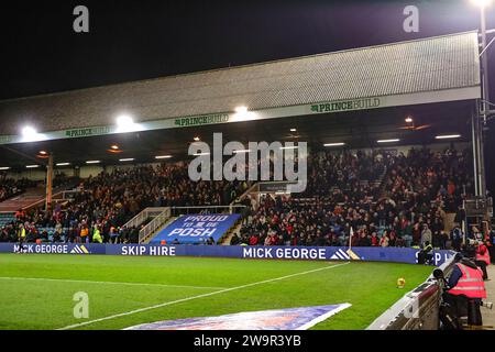 Peterborough, Royaume-Uni. 29 décembre 2023. Voyager fans de Barnsley lors du match Sky Bet League 1 Peterborough United vs Barnsley au Weston Homes Stadium, Peterborough, Royaume-Uni, le 29 décembre 2023 (photo de Mark Cosgrove/News Images) à Peterborough, Royaume-Uni le 12/29/2023. (Photo de Mark Cosgrove/News Images/Sipa USA) crédit : SIPA USA/Alamy Live News Banque D'Images