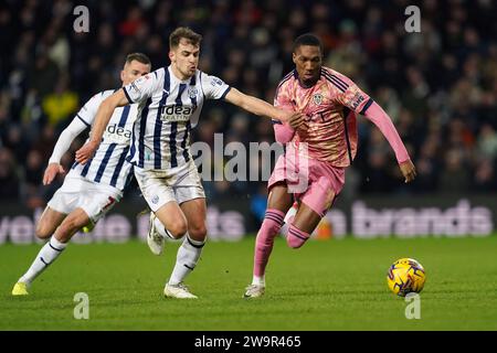 Jaidon Anthony de Leeds United (à droite) en action lors du match du championnat Sky Bet aux Hawthorns, West Bromwich. Date de la photo : Vendredi 29 décembre 2023. Banque D'Images