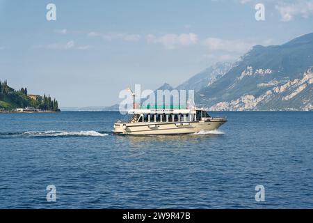 Service de ferry entre les villes de Malcesine et Limone Sul Garda sur le lac de Garde en Italie Banque D'Images