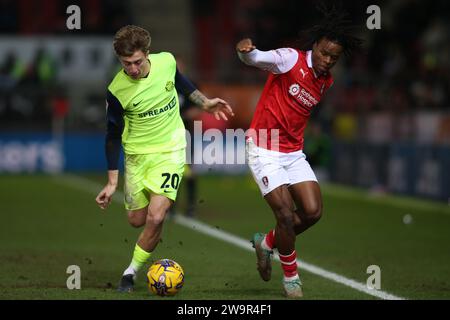 Jack Clarke de Sunderland affrontera Dexter Lembikisa de Rotherham United lors du Sky Bet Championship match entre Rotherham United et Sunderland au New York Stadium, Rotherham le vendredi 29 décembre 2023. (Photo : Michael Driver | MI News) crédit : MI News & Sport / Alamy Live News Banque D'Images