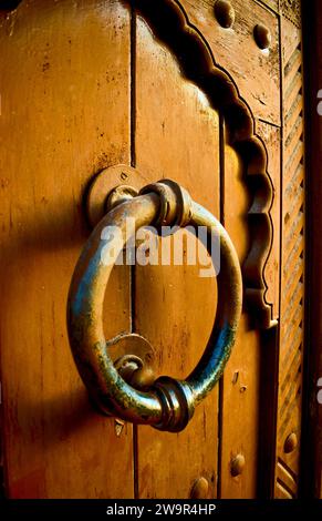 Poignée de porte ronde vintage avec des détails complexes, ajoutant une touche de charme antique. Banque D'Images