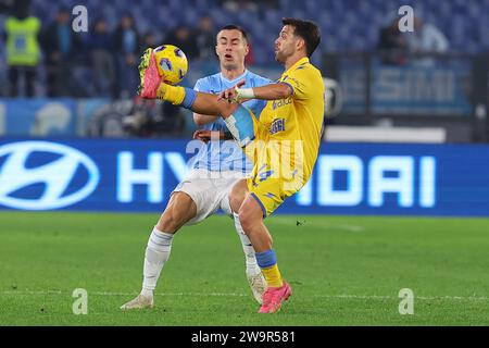 Rome, Italie. 29 décembre 2023. Rome, Italie 29.12.2023 : Adam Marusic de Lazio, Francesco Gelli de Frosinone en action lors du match de football italien de Serie A TIM 2023-2024 SS Lazio vs Frosinone au Stade Olympique de Rome. Crédit : Agence photo indépendante/Alamy Live News Banque D'Images