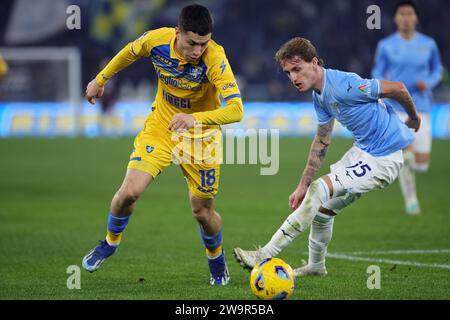 Rome, Italie. 29 décembre 2023. Matias Soule' de Frosinone rivalise pour le ballon avec Nicolo' Rovella de Lazio lors du championnat italien Serie A match de football entre SS Lazio et Frosinone Calcio le 29 décembre 2023 au Stadio Olimpico à Rome, Italie - photo Federico Proietti/DPPI crédit : DPPI Media/Alamy Live News Banque D'Images