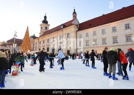 Patinage sur Piata Mare, la Grande place, dans la ville historique de Sibiu, en Transylvanie, Roumanie Banque D'Images