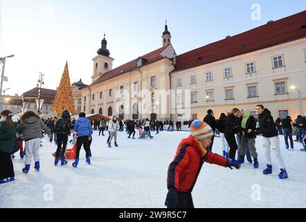 Patinage sur Piata Mare, la Grande place, dans la ville historique de Sibiu, en Transylvanie, Roumanie Banque D'Images