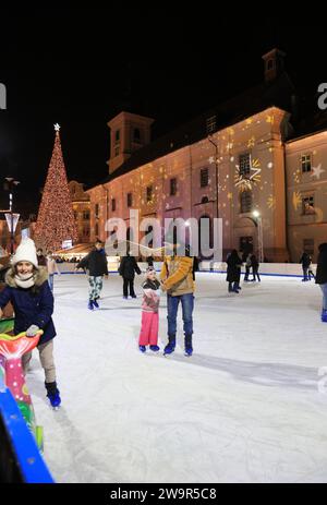 Patinage sur Piata Mare, la Grande place, dans la ville historique de Sibiu, en Transylvanie, Roumanie Banque D'Images