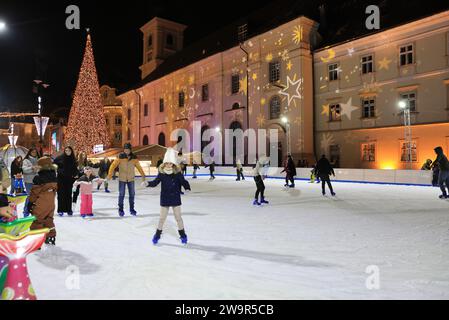 Patinage sur Piata Mare, la Grande place, dans la ville historique de Sibiu, en Transylvanie, Roumanie Banque D'Images