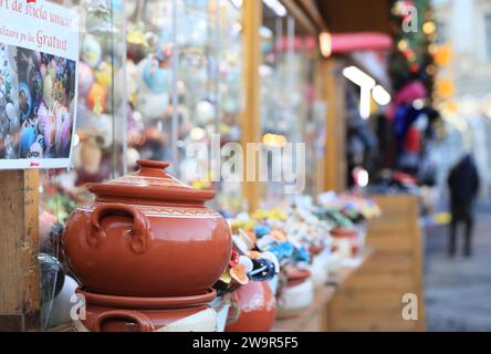 Joli marché de Noël sur Piata Mare, la Grande place, dans la ville historique de Sibiu, en Transylvanie, Roumanie Banque D'Images