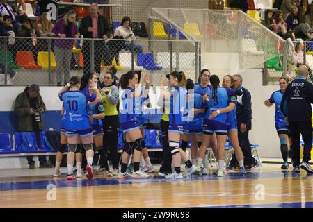 Oviedo, Espagne, 29 décembre 2023 : les joueurs de Lobas Global ATAC Oviedo reçoivent les instructions finales lors de la 13e Journée de la Ligue Iberdrola Guerreras entre Lobas Global ATAC Oviedo et KH-7 BM. Granollers, le 29 décembre 2023, au Florida Arena Municipal Sports Center, à Oviedo, Espagne. Crédit : Alberto Brevers / Alamy Live News. Banque D'Images