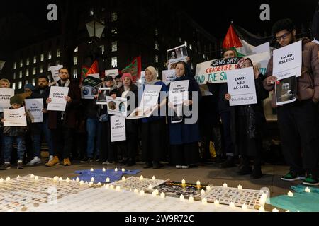 Londres, Royaume-Uni. 29 décembre 2023. Les travailleurs de la santé à Londres tiennent une veillée et exigent un cessez-le-feu permanent à Gaza pour soutenir leurs homologues. Banque D'Images