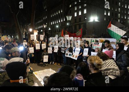 Londres, Royaume-Uni. 29 décembre 2023. Les travailleurs de la santé à Londres tiennent une veillée et exigent un cessez-le-feu permanent à Gaza pour soutenir leurs homologues. Banque D'Images