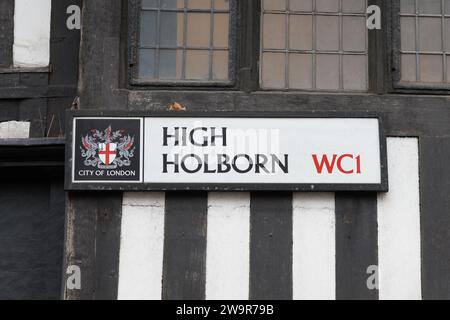 Londres, Royaume-Uni - Mars 17 2023 ; City of London panneau de rue pour High Holborn WC1 sur bâtiment noir et blanc Banque D'Images