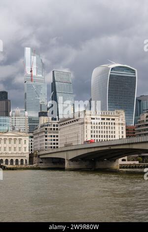 Londres, Royaume-Uni - 18 mars 2023 ; London Bridge et moody City of london Skyline Banque D'Images