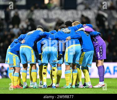 Preston, Royaume-Uni. 29 décembre 2023. Sheffield Wednesday a une réunion d'équipe avant le coup d'envoi, lors du match du championnat Sky Bet Preston North End vs Sheffield Wednesday à Deepdale, Preston, Royaume-Uni, le 29 décembre 2023 (photo de Cody Froggatt/News Images) à Preston, Royaume-Uni le 12/29/2023. (Photo de Cody Froggatt/News Images/Sipa USA) crédit : SIPA USA/Alamy Live News Banque D'Images