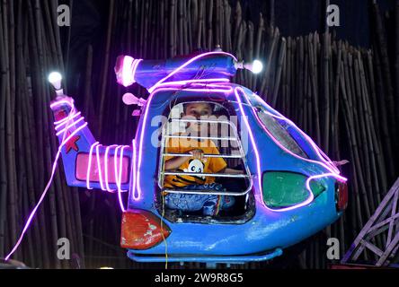 Mumbai, Maharashtra, Inde. 29 décembre 2023. Un garçon aime le tour d'attraction d'hélicoptère à Mahim (zone dans le sud de Mumbai) foire à Mumbai. Une foire annuelle est organisée chaque année pour honorer Pir Makhdoom Shah (saint spirituel musulman) vénéré par les musulmans et les non-musulmans. L'événement de dix jours aura lieu du 27 décembre 2023 au 7 janvier 2024 offrant une variété de manèges alimentaires et d'attractions. (Image de crédit : © Ashish Vaishnav/SOPA Images via ZUMA Press Wire) USAGE ÉDITORIAL SEULEMENT! Non destiné à UN USAGE commercial ! Crédit : ZUMA Press, Inc./Alamy Live News Banque D'Images