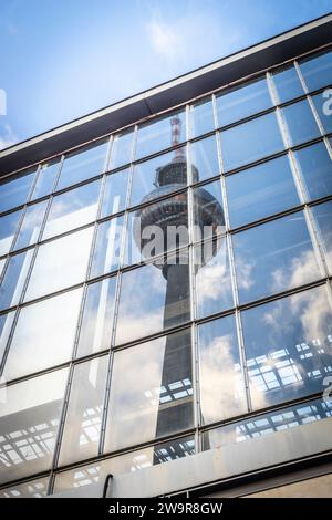 Reflet de la tour de télévision berlinoise (Fernsehturm) dans les fenêtres de la gare Alexanderplatz dans le quartier Mitte de Berlin, Berlin, Allemagne, Europe Banque D'Images