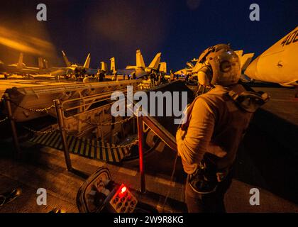 Des marins affectés au département des armes du plus grand porte-avions du monde USS Gerald R. Ford (CVN 78) chargent un élévateur d'armes sur le poste d'envol tout en menant des opérations de routine en Méditerranée orientale, le 31 octobre 2023. Le Gerald R. Ford Carrier Strike Group opère actuellement en Méditerranée orientale, sous la direction du Secrétaire à la Défense. Les États-Unis maintiennent des forces déployées à l'avant, prêtes et postées pour dissuader l'agression et soutenir la sécurité et la stabilité dans le monde entier. (Photo de l'US Navy par le spécialiste des communications de masse de 2e classe Nolan Pennington) Banque D'Images