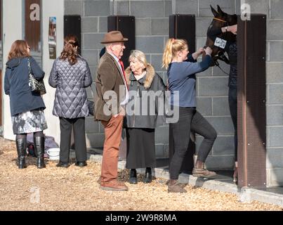 Ballyblack en train d'être tacké avec des propriétaires regardant à Wincanton, le 21 mars 2022 Banque D'Images