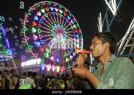 Mumbai, Maharashtra, Inde. 29 décembre 2023. Un vendeur souffle des bulles pour attirer les clients à Mahim (quartier du sud de Mumbai) foire à Mumbai. Une foire annuelle est organisée chaque année pour honorer Pir Makhdoom Shah (saint spirituel musulman) vénéré par les musulmans et les non-musulmans. L'événement de dix jours aura lieu du 27 décembre 2023 au 7 janvier 2024 offrant une variété de manèges alimentaires et d'attractions. (Image de crédit : © Ashish Vaishnav/SOPA Images via ZUMA Press Wire) USAGE ÉDITORIAL SEULEMENT! Non destiné à UN USAGE commercial ! Crédit : ZUMA Press, Inc./Alamy Live News Banque D'Images