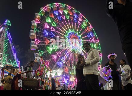 Mumbai, Maharashtra, Inde. 29 décembre 2023. Les gens ont vu profiter à Mahim (zone dans le sud de Mumbai) foire à Mumbai. Une foire annuelle est organisée chaque année pour honorer Pir Makhdoom Shah (saint spirituel musulman) vénéré par les musulmans et les non-musulmans. L'événement de dix jours aura lieu du 27 décembre 2023 au 7 janvier 2024 offrant une variété de manèges alimentaires et d'attractions. (Image de crédit : © Ashish Vaishnav/SOPA Images via ZUMA Press Wire) USAGE ÉDITORIAL SEULEMENT! Non destiné à UN USAGE commercial ! Crédit : ZUMA Press, Inc./Alamy Live News Banque D'Images