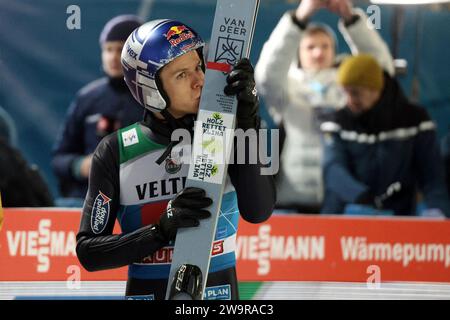 Oberstdorf, Deutschland. 29 décembre 2023. Andreas Wellinger (SC Ruhpolding) küsst seine ski beim Auftaktspringen der 72. Vierschanzentennee Oberstdorf crédit : dpa/Alamy Live News Banque D'Images