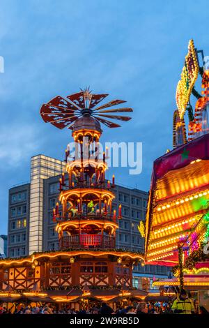 Illuminé Weihnachtspyramide - pyramide de Noël au marché de Noël à Alexanderplatz dans le quartier Mitte de Berlin, Berlin, Allemagne Banque D'Images