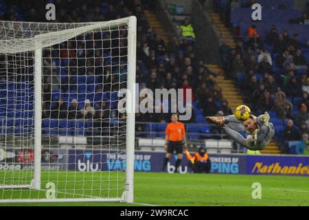 Cardiff, Royaume-Uni. 29 décembre 2023. Jak Alnwick, le gardien de Cardiff City en action. Match de championnat EFL Skybet, Cardiff City contre Leicester City au Cardiff City Stadium à Cardiff, pays de Galles le vendredi 29 décembre 2023. Cette image ne peut être utilisée qu'à des fins éditoriales. Usage éditorial uniquement, photo par Andrew Orchard/Andrew Orchard photographie sportive/Alamy Live News crédit : Andrew Orchard photographie sportive/Alamy Live News Banque D'Images