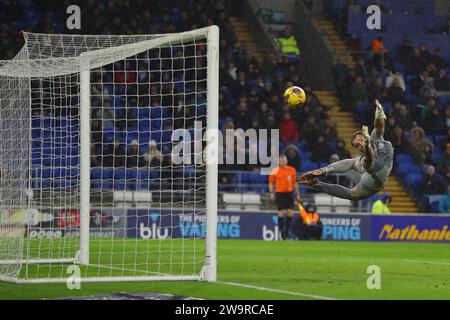 Cardiff, Royaume-Uni. 29 décembre 2023. Jak Alnwick, le gardien de Cardiff City en action. Match de championnat EFL Skybet, Cardiff City contre Leicester City au Cardiff City Stadium à Cardiff, pays de Galles le vendredi 29 décembre 2023. Cette image ne peut être utilisée qu'à des fins éditoriales. Usage éditorial uniquement, photo par Andrew Orchard/Andrew Orchard photographie sportive/Alamy Live News crédit : Andrew Orchard photographie sportive/Alamy Live News Banque D'Images