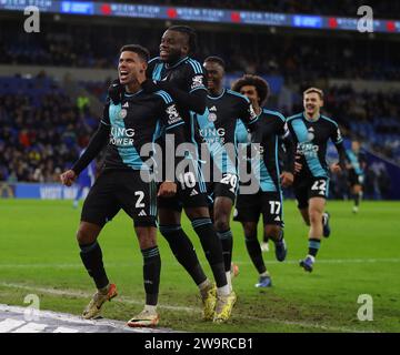 Cardiff, Royaume-Uni. 29 décembre 2023. James Justin de Leicester City (2) célèbre avec ses coéquipiers après avoir marqué le 2e but de son équipe. Match de championnat EFL Skybet, Cardiff City contre Leicester City au Cardiff City Stadium à Cardiff, pays de Galles le vendredi 29 décembre 2023. Cette image ne peut être utilisée qu'à des fins éditoriales. Usage éditorial uniquement, photo par Andrew Orchard/Andrew Orchard photographie sportive/Alamy Live News crédit : Andrew Orchard photographie sportive/Alamy Live News Banque D'Images