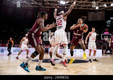 Devin Booker (FC Bayern M?nchen, #31) bekommt von Carsen Edwards (FC Bayern M?nchen, #3) UM Brandon Davies (Valencia basket, #32) den Pass gespielt Turkish Airlines Euroleague : FC Bayern M?nchen - Valencia basket, BMW Park, M?nchen am 28.12.2023 Banque D'Images