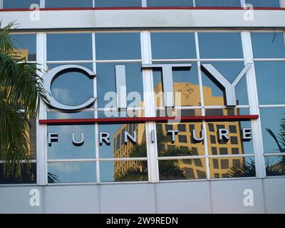 Miami, Floride, États-Unis - 29 décembre 2023 : magasin City Furniture avec reflet de bâtiment. Banque D'Images