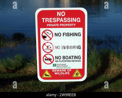 Miami, Floride, États-Unis - 29 décembre 2023 : pas de panneau d'intrusion sur la propriété privée. Banque D'Images