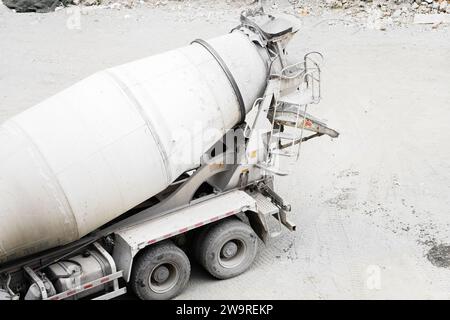 Les tuyaux sont arrosés avec des camions de ciment et des camions excavateurs Banque D'Images