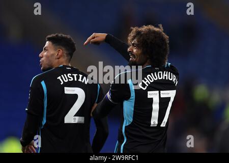 Cardiff, Royaume-Uni. 29 décembre 2023. James Justin et Hamza Choudhury de Leicester City après le match. Match de championnat EFL Skybet, Cardiff City contre Leicester City au Cardiff City Stadium à Cardiff, pays de Galles le vendredi 29 décembre 2023. Cette image ne peut être utilisée qu'à des fins éditoriales. Usage éditorial uniquement, photo par Andrew Orchard/Andrew Orchard photographie sportive/Alamy Live News crédit : Andrew Orchard photographie sportive/Alamy Live News Banque D'Images