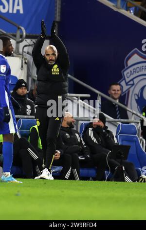 Cardiff, Royaume-Uni. 29 décembre 2023. Enzo Maresca, le directeur de Leicester regarde. Match de championnat EFL Skybet, Cardiff City contre Leicester City au Cardiff City Stadium à Cardiff, pays de Galles le vendredi 29 décembre 2023. Cette image ne peut être utilisée qu'à des fins éditoriales. Usage éditorial uniquement, photo par Andrew Orchard/Andrew Orchard photographie sportive/Alamy Live News crédit : Andrew Orchard photographie sportive/Alamy Live News Banque D'Images