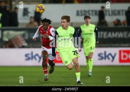 Jack Clarke de Sunderland affrontera Dexter Lembikisa de Rotherham United lors du Sky Bet Championship match entre Rotherham United et Sunderland au New York Stadium, Rotherham le vendredi 29 décembre 2023. (Photo : Michael Driver | MI News) crédit : MI News & Sport / Alamy Live News Banque D'Images