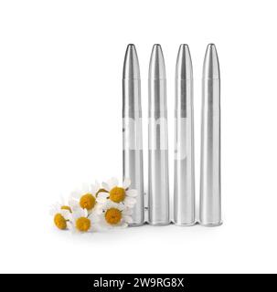Balles en métal et belles fleurs isolées sur blanc Banque D'Images