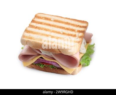 Délicieux sandwich avec saucisse bouillie, fromage et oignon isolé sur blanc Banque D'Images